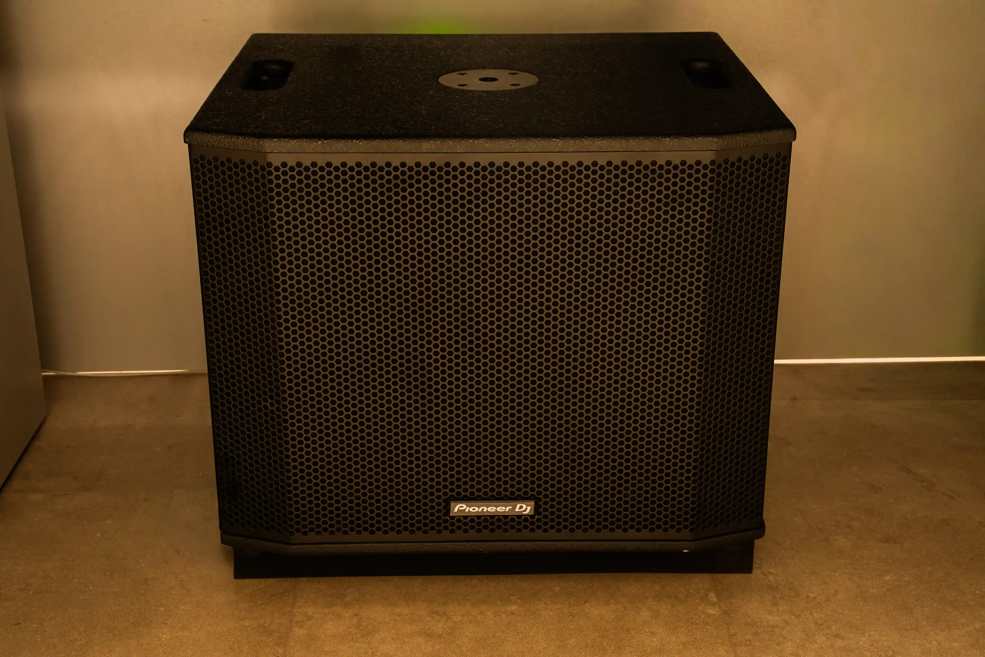 De Pioneer DJ-subwoofer op de vloer van de studio