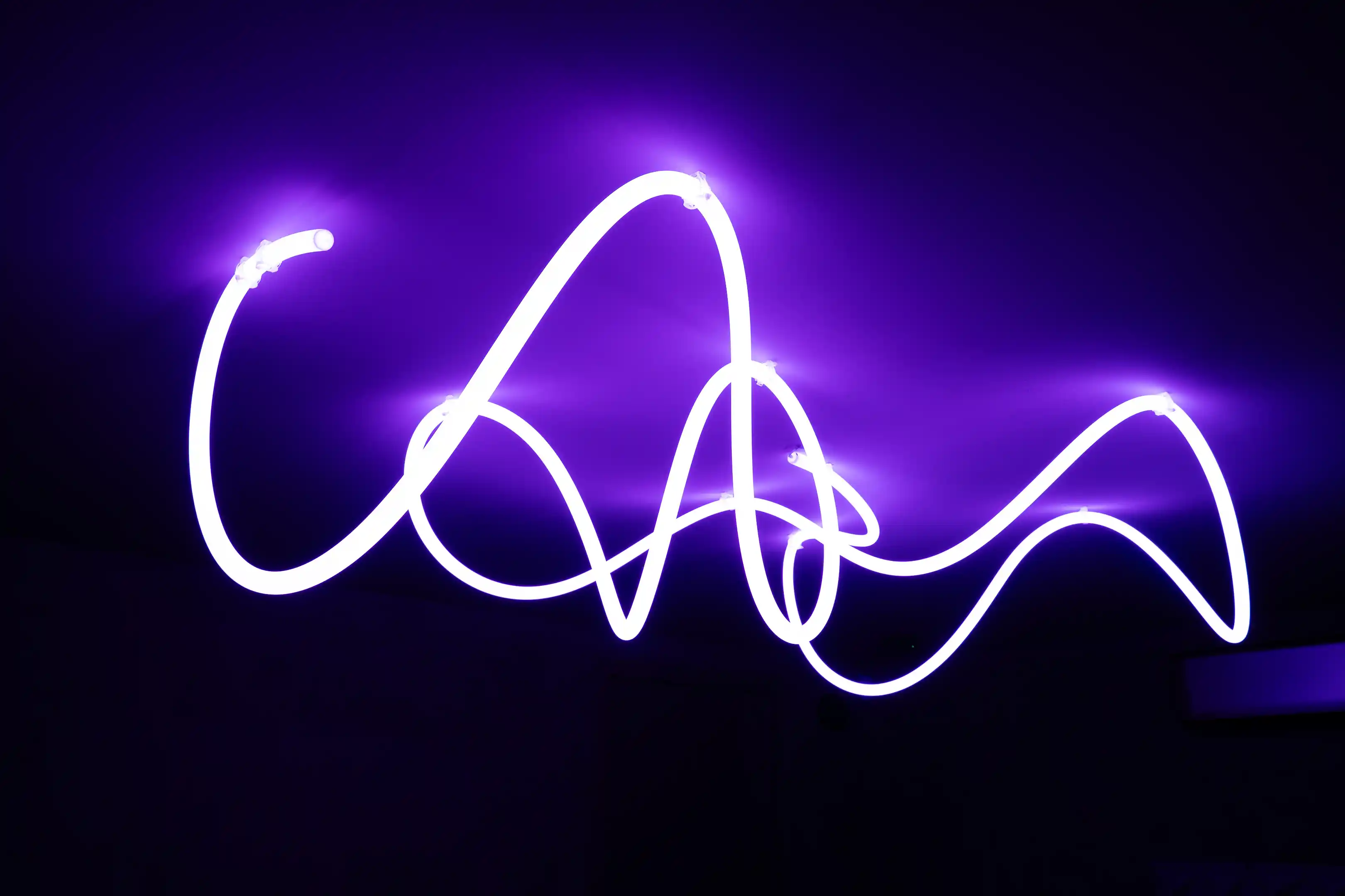 Paarse neonverlichting in de studio